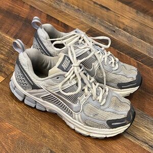 Nike Boys Vomero 5 Gray Athletic Sneakers